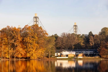 Herbstlicher Adenauerweiher mit Club Astoria und Rheinenergie-Stadion im Hintergrund