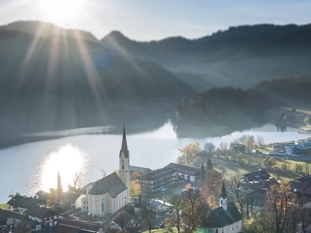 Blick über Markt Schliersee auf den See