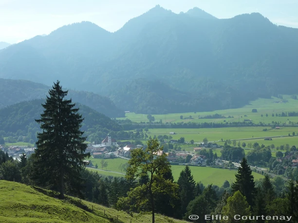 Fernwanderweg - Meditationsweg, 5. Etappe - Blick vom Heuberg auf Eschenlohe Fernwanderweg - Meditationsweg, 5. Etappe - Blick vom Heuberg auf Eschenlohe