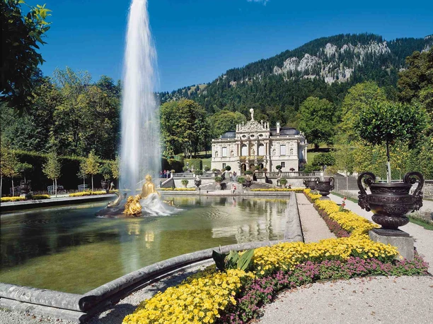 Schloss Linderhof in den Ammergauer Alpen