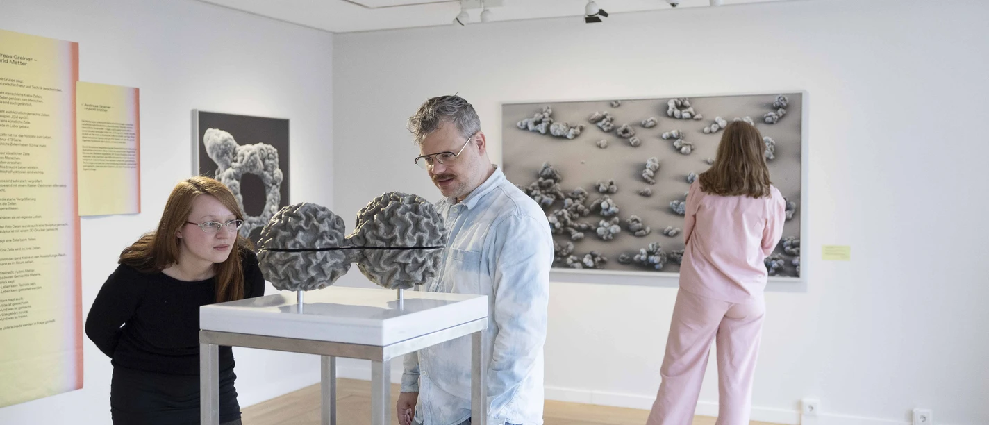 MGGU - Ausstellung Besucher betrachten Skulptur und Gemälde in Ausstellung