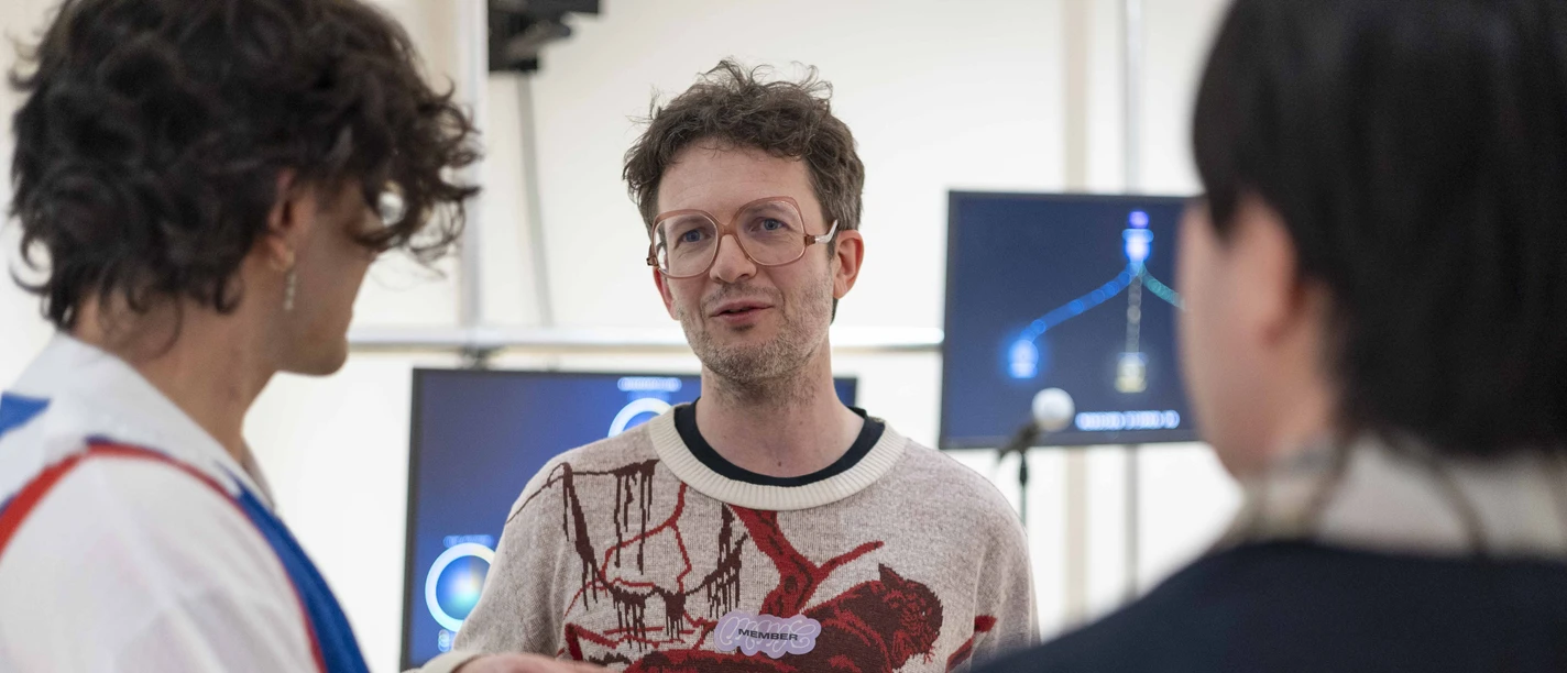 MGGU - Diskussionsrunde Gespräch vor Monitoren in Ausstellung