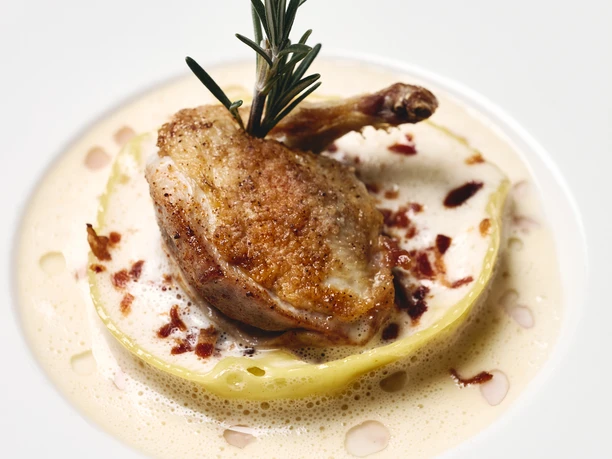 Gault Millau - Reussbad - Hausgemachtes Speck Wirsing Ravioli, Beurre blanc, Rotkraut- und Specköl, Wachtelbrüstchen, getrockneter Speck