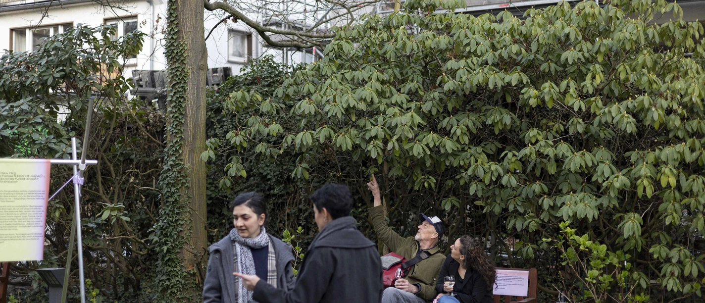 MGGU - Garten Menschen im Museumsgarten mit Infotafel und Sitzbank