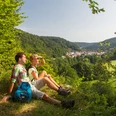 Bei Traidendorf Wanderer bei Traidendorf auf eine Anhöhe mit schönem Ausblick über das Jurateil