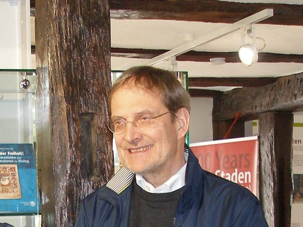 Der Präsident der „Internationalen Faust-Gesellschaft“ PD Dr. Michael Jaeger bei seinem Besuch der Sonderausstellung zu Konrad Muth in der ehemaligen Engelapotheke am Homberger Markplatz