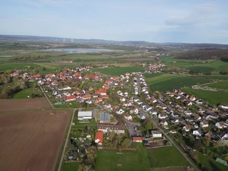 Vogelbeck aus der Luft mit Wohnhäusern, Feldern und weiter Landschaft bei Einbeck.