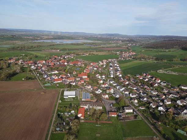 Vogelbeck aus der Luft mit Wohnhäusern, Feldern und weiter Landschaft bei Einbeck.