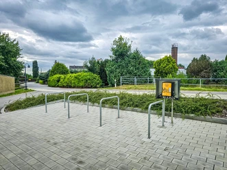 Rastplatz mit E-Bike-Ladestation an der Turnhalle Wiederau