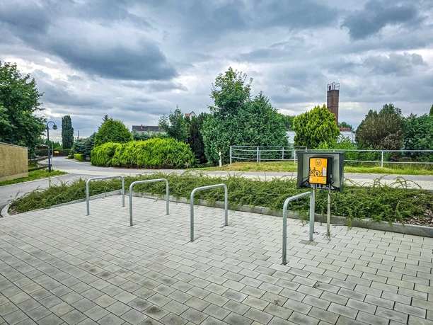 Rastplatz mit E-Bike-Ladestation an der Turnhalle Wiederau
