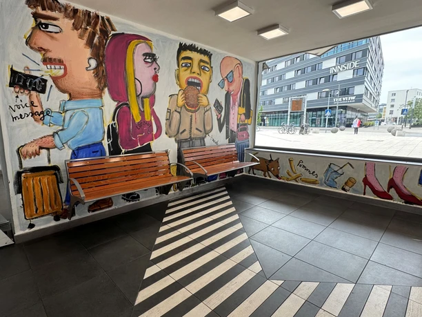 Kunststation im Wartebereich im Hauptbahnhof.