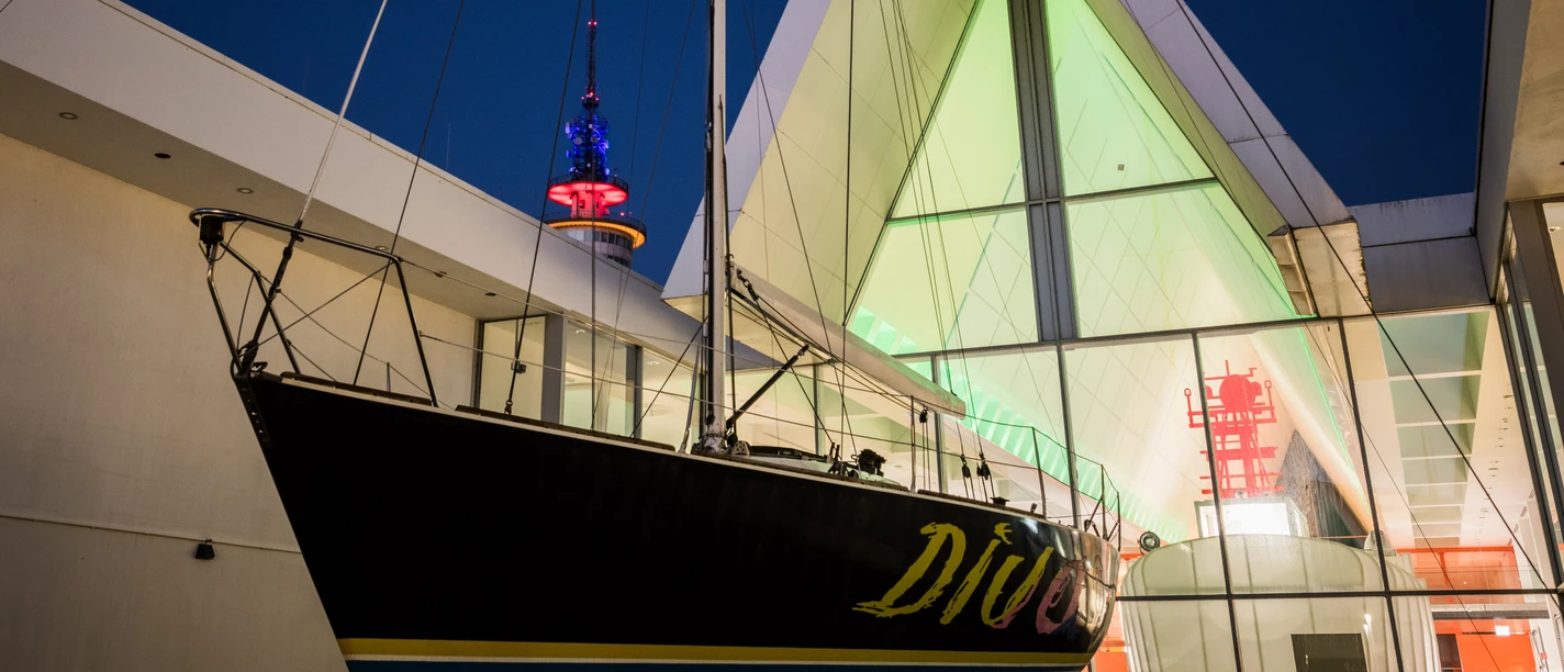 Segelschiff Diva bei Nacht vor dem beleuchteten Deutschen Schifffahrtsmuseum - Leibniz-Institut für Maritime Geschichte