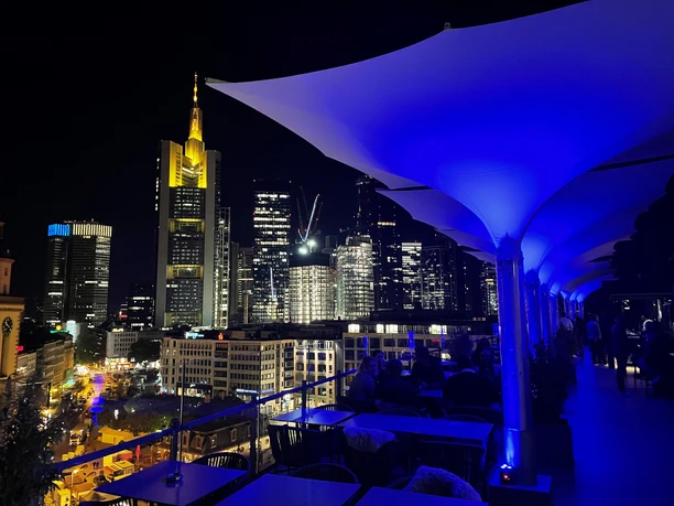 Galeria_2(c)Location Rhein-Main-Alle Rechte vorbehalten.jpg Blick von der Dachterrasse auf die Frankfurter Skyline.