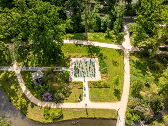 Luftaufnahme einer KAHA-Gruppe auf einer Aktivfläche im grünen Kurpark.