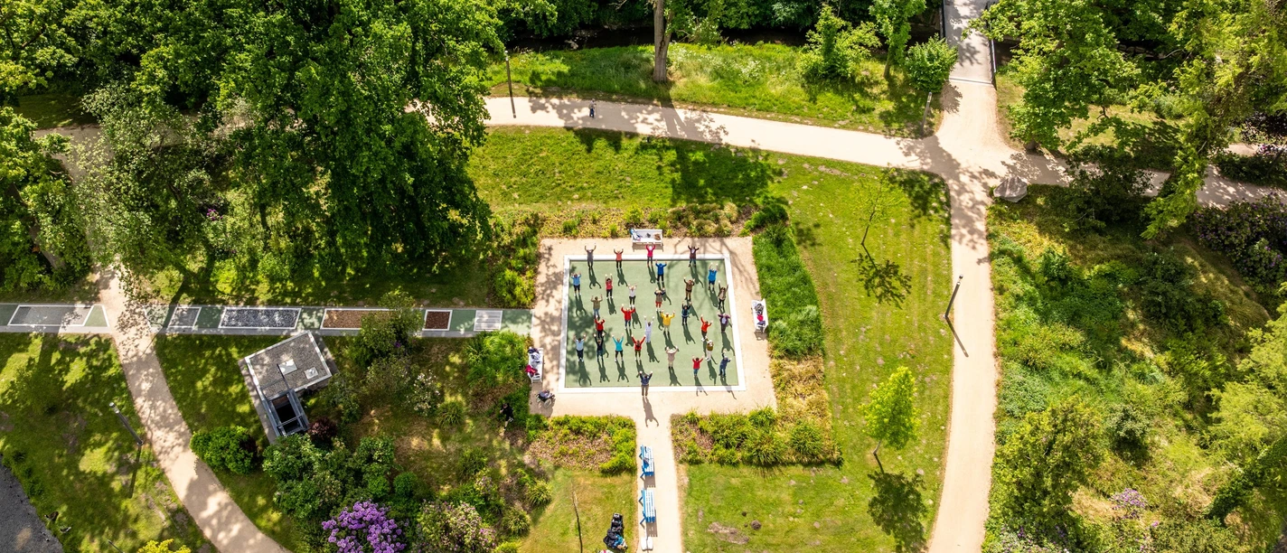 Luftaufnahme einer KAHA-Gruppe auf einer Aktivfläche im grünen Kurpark.
