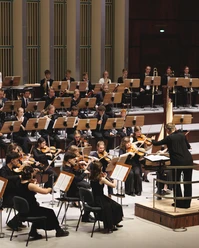 Junge Sinfoniker OWL spielen in der Konzerthalle unter Leitung eines Dirigenten
