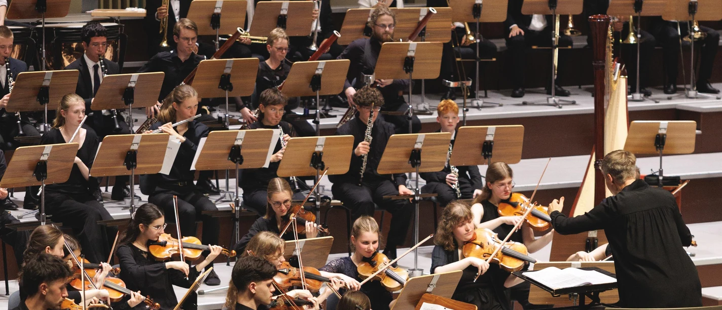 Junge Sinfoniker OWL spielen in der Konzerthalle unter Leitung eines Dirigenten