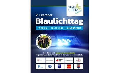 Plakat zum 2. Leeraner Blaulichttag mit Polizeilicht, Datum und Logos der Einsatzkräfte.