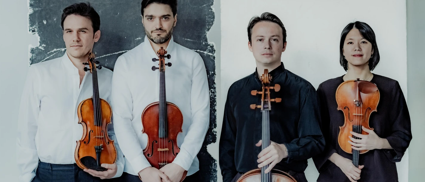 Vier Mitglieder des Quatuor Hermès mit zwei Violinen, Bratsche und Cello
