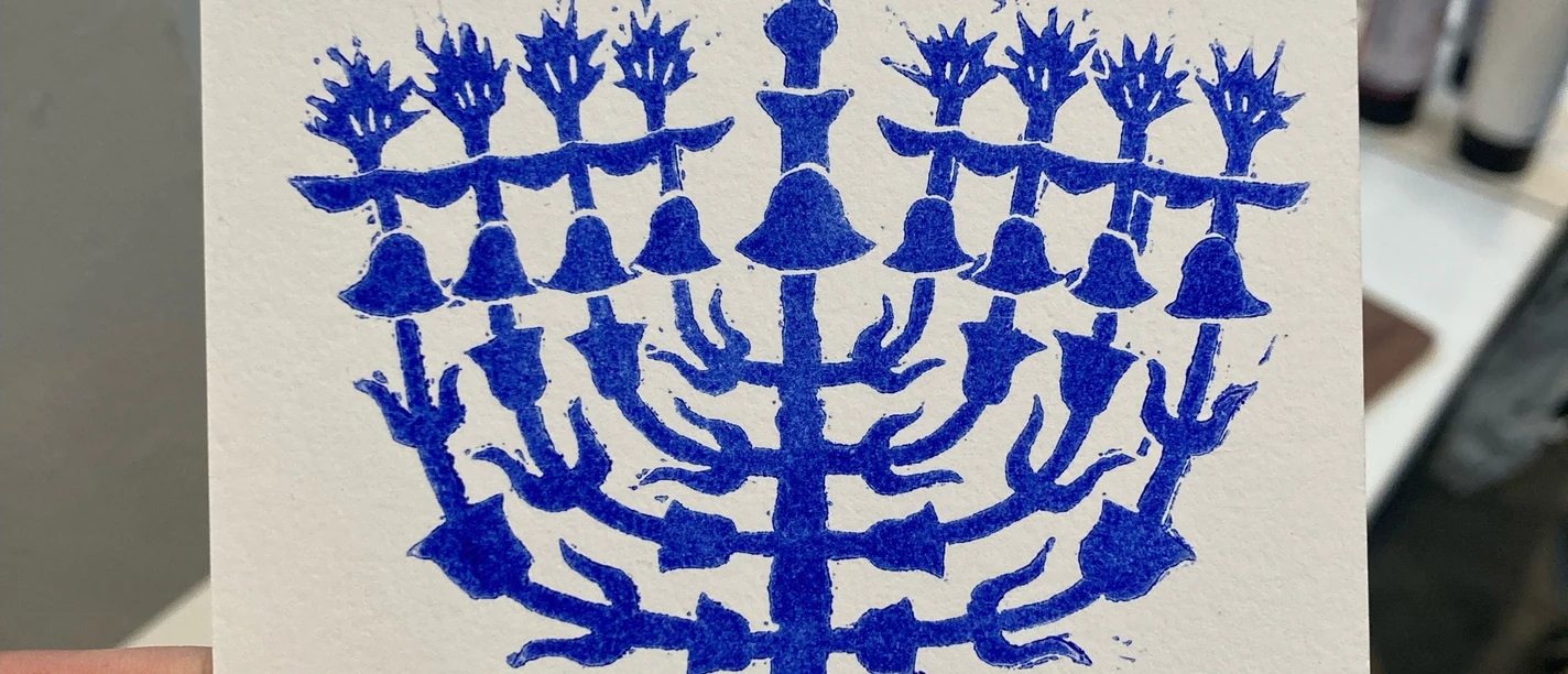 Museum Judengasse - Chanukka-Karte Hand hält Karte mit blauem Druck eines Leuchters