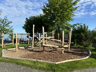 Spielplatz_Seeland_Korporation_Sempach_Hintergrund_See.jpg