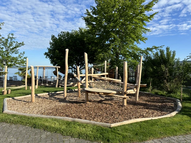 Spielplatz_Seeland_Korporation_Sempach_Hintergrund_See.jpg