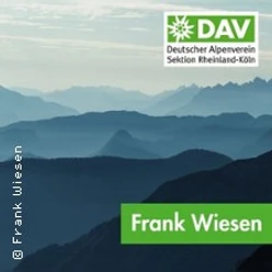 Blaue Bergsilhouetten im Dunst mit DAV-Logo und Namenszug Frank Wiesen