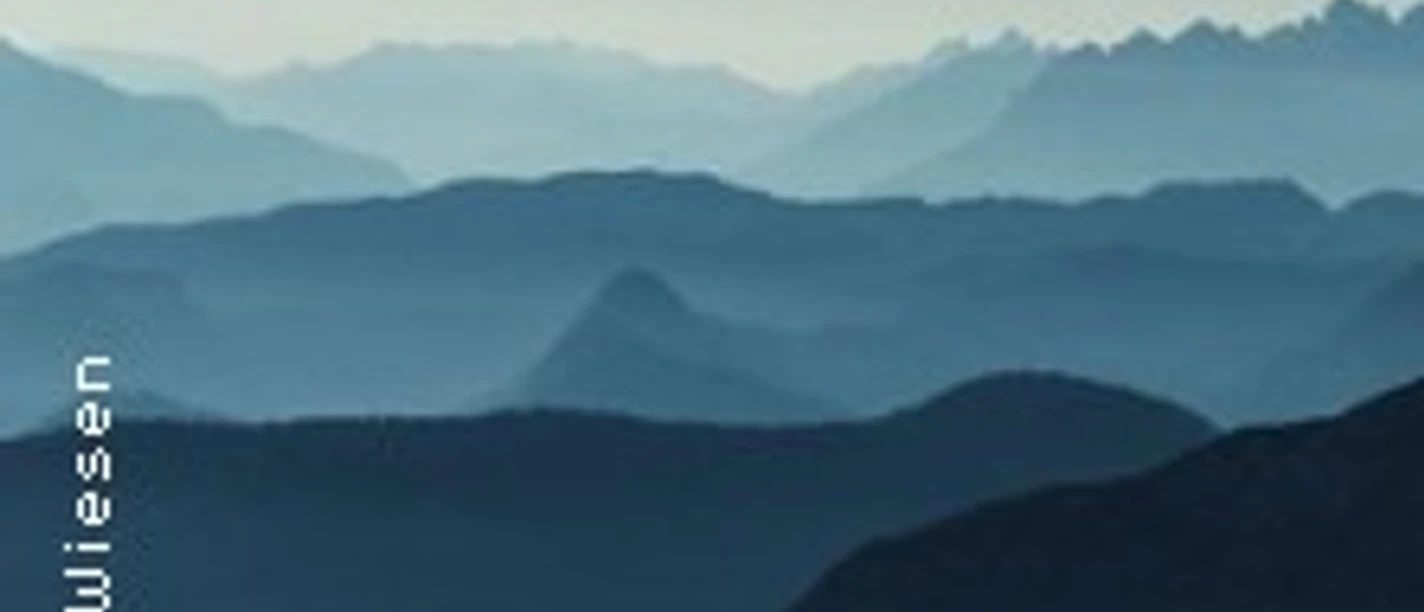 Blaue Bergsilhouetten im Dunst mit DAV-Logo und Namenszug Frank Wiesen