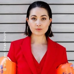 Porträt von Luisa Charlotte Schulz im roten Blazer mit orangefarbenen Boxhandschuhen