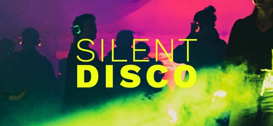 Neonfarbene Silent-Disco-Grafik mit tanzenden Silhouetten, Kopfhörern und Nebel