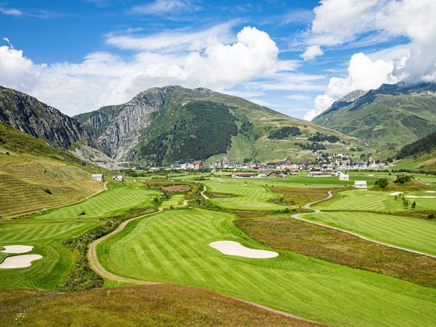 Blick Richtung Andermatt mit Golfplatz
