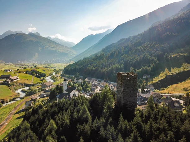 mys-Turm von Hospental-Dorf Hospental mi Turm