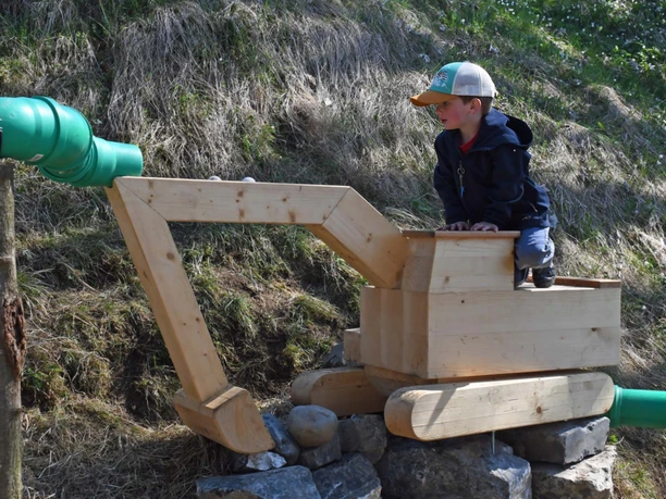 chuegeli-trail-aeschi-kinde-spielstation-bagger.jpg