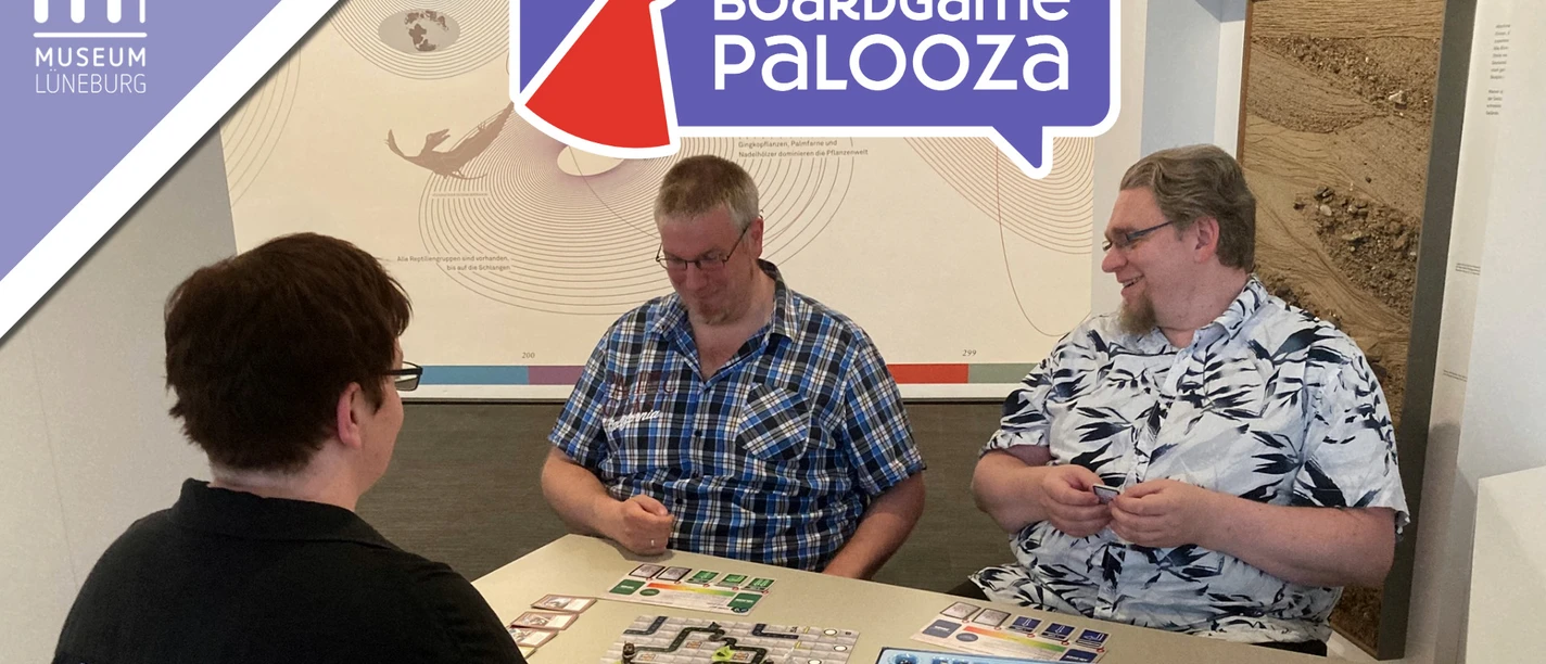 Drei Erwachsene spielen Brettspiele beim Boardgame Palooza im Museum Lüneburg.