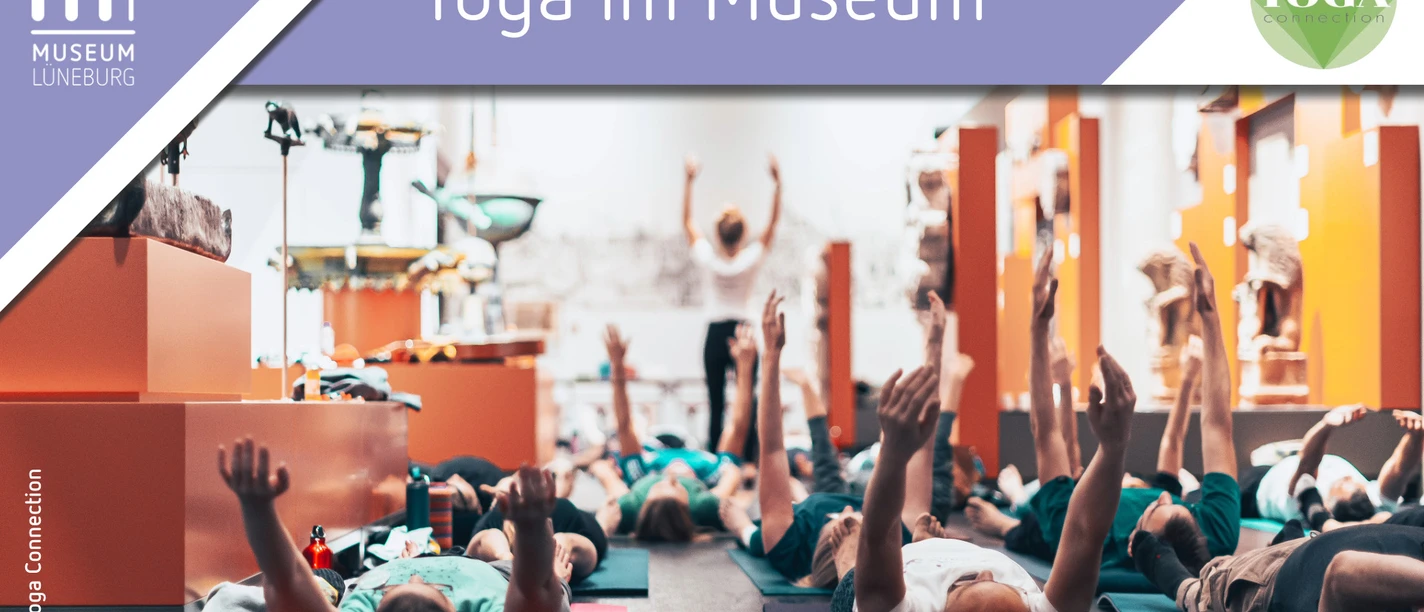 Yoga-Gruppe liegt auf Matten zwischen Ausstellungsstücken im Museum Lüneburg.