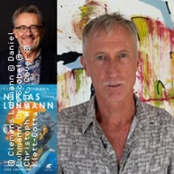 Porträt von Clemens Luhmann neben Buchcover zu Niklas Luhmann vor abstrakter Kunst