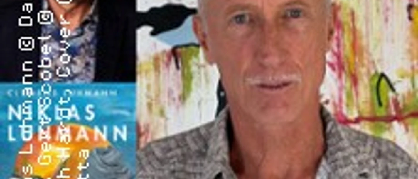 Porträt von Clemens Luhmann neben Buchcover zu Niklas Luhmann vor abstrakter Kunst