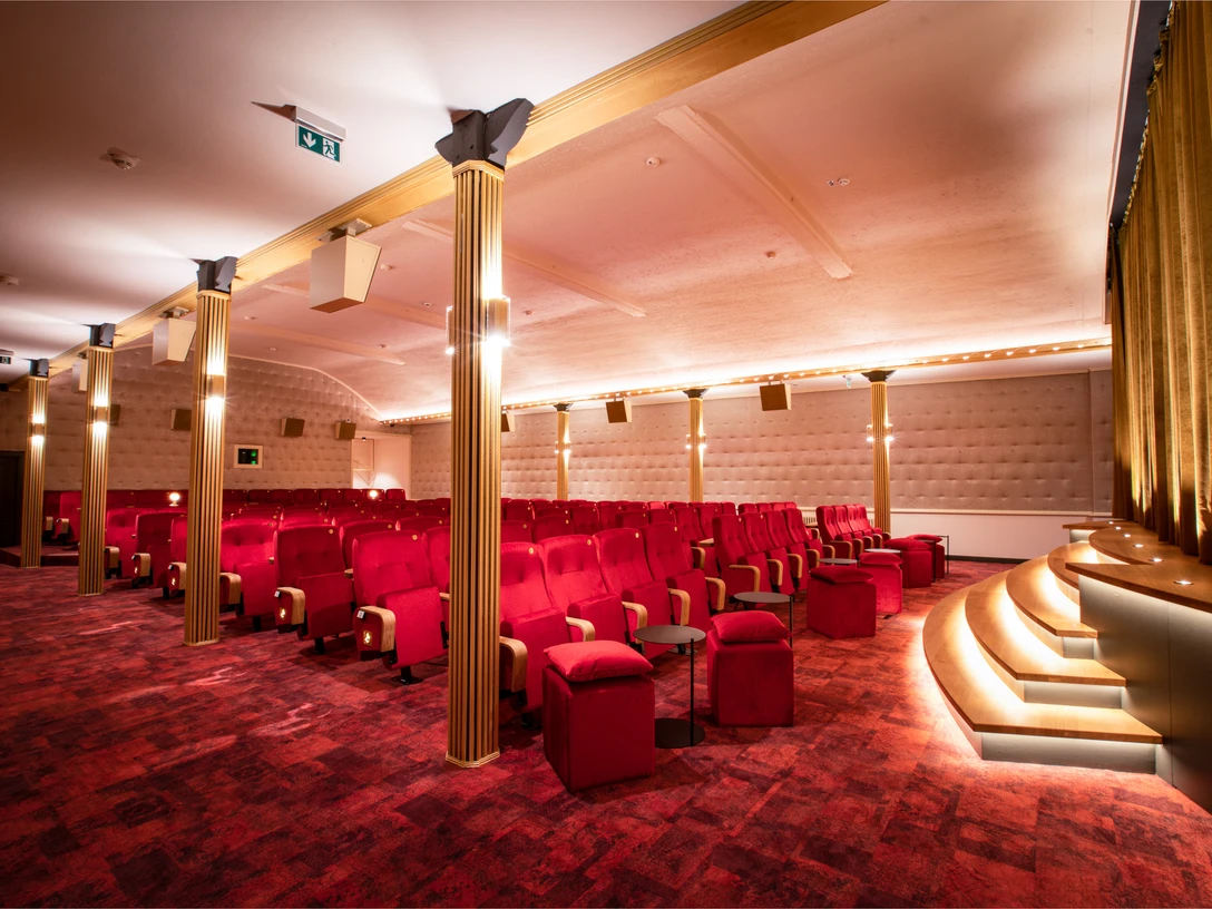 Kinosaal des Kino-Hotels