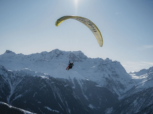 Gleitschirm Tandemflug im Winter in der Aletsch Arena