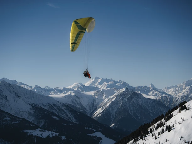 Gleitschirm Tandemflug im Winter in der Aletsch Arena
