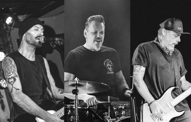 Sappy Silver Schwarz-weiß Fotos von drei Musikern, die Gitarre und Schlagzeug auf der Bühne spielen.