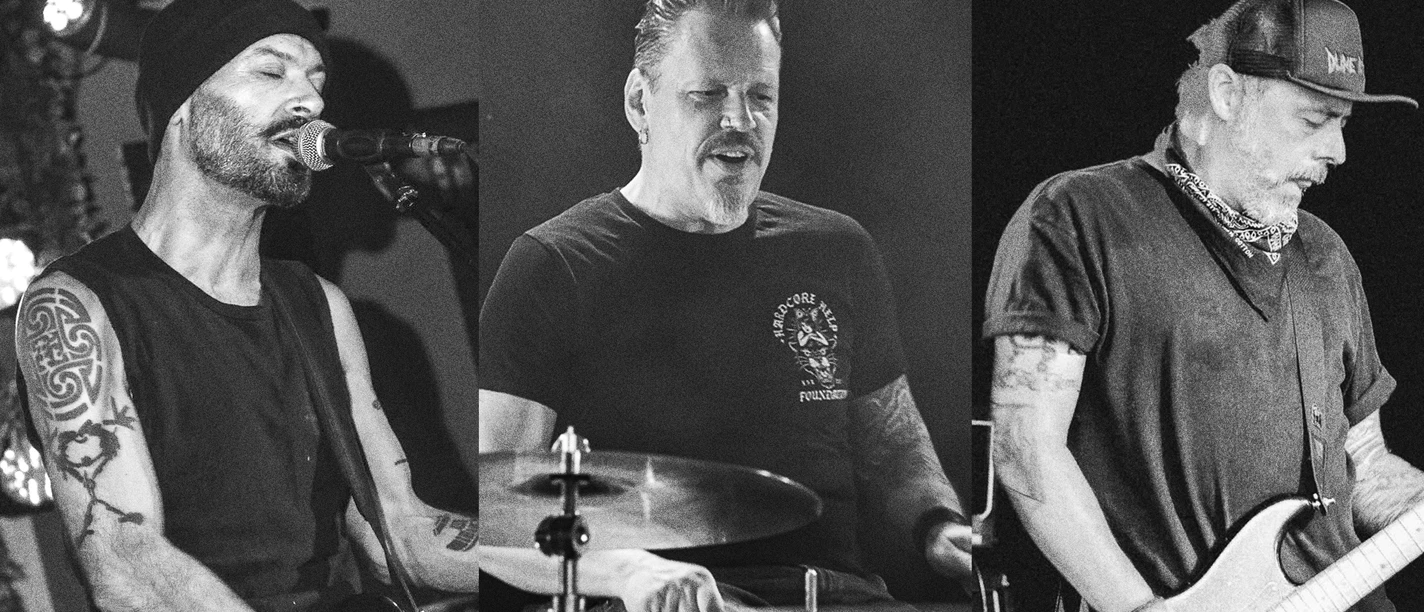 Sappy Silver Schwarz-weiß Fotos von drei Musikern, die Gitarre und Schlagzeug auf der Bühne spielen.