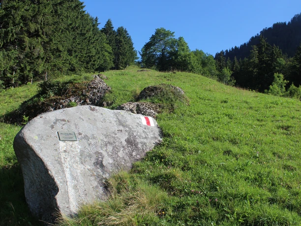 Markanter Findling auf dem Müserenalpweg