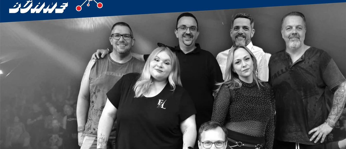KULT-Net e.V. - FACELIFT Gruppenfoto einer Band mit lächelnden Mitgliedern.