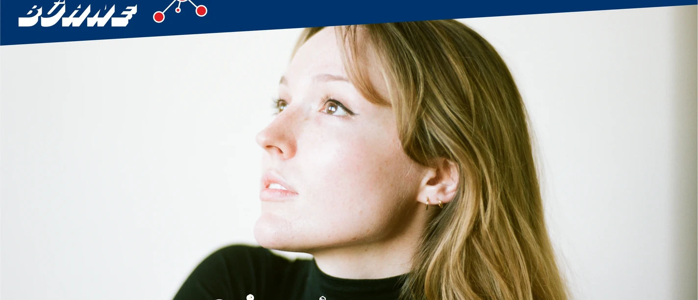 KULT-Net Bühne - COLINE Porträt von Coline, die nachdenklich zur Seite blickt