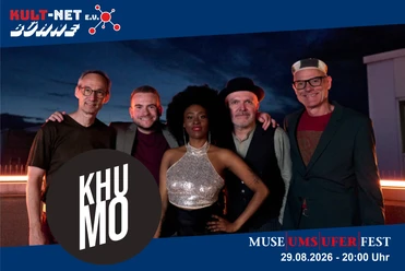 KULT-Net Bühne - KHUMO Fünfköpfige Band "Khumo" posiert lächelnd vor einem Abendhimmel