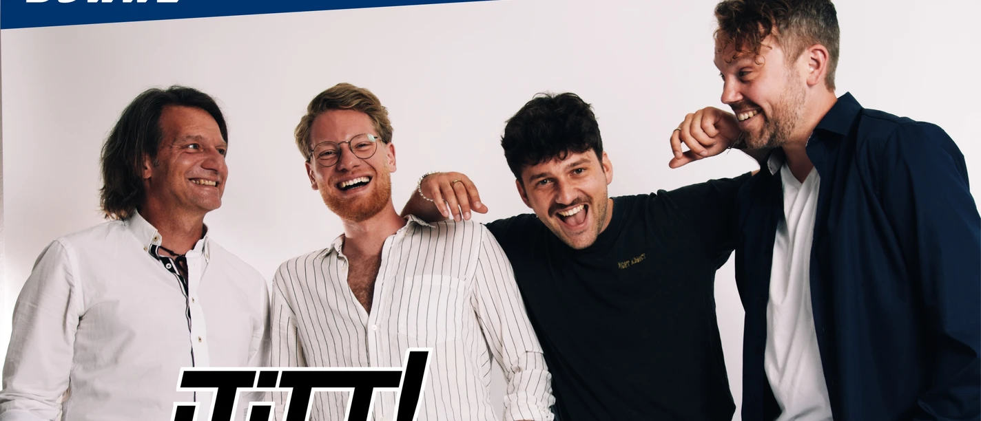 KULT-Net Bühne - ¡TILT! Vier Männer der Band ¡Tilt! lachen zusammen.