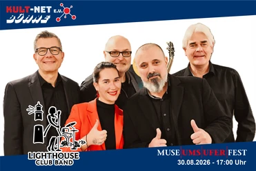 KULT-Net Bühne - DIE LIGHTHOUSE CLUB BAND Die Lighthouse Club Band-Mitglieder lächeln.