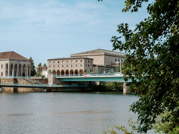 Sommerlicher Blick über die Ruhr auf Stadthalle und Schlossbrücke in Mülheim