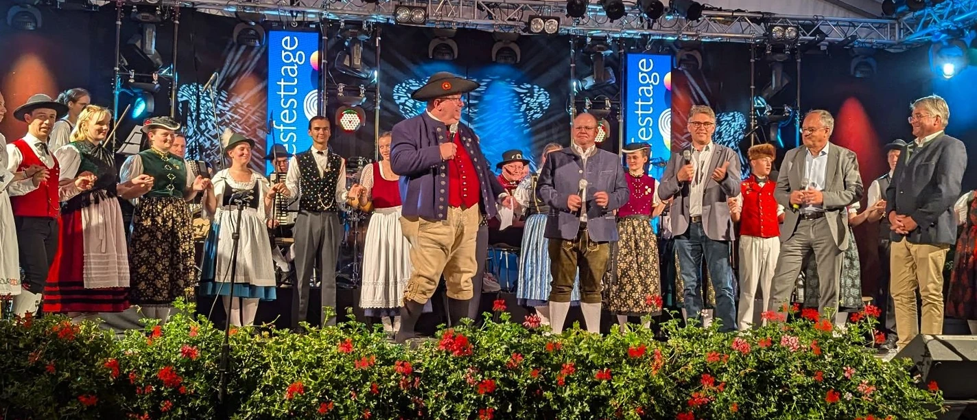 Trachten-, Musik- und Tanzgruppen aus dem ganzen Land sorgen für Stimmung im Festzelt.